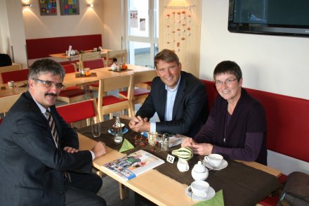 Bei Kaffee und Torte sprach man über die zukünftigen Herausforderungen in der Behindertenpolitik (v.l.n.r.): Dr. Michael Weber, Geschäftsführer HPZ Krefeld-Kreis Viersen gGmbH, Michael Behrendt, Geschäftsführer LHV dienst und leistung GmbH, und Manuela Grochowiak-Schmieding, sozialpolitische Sprecherin der Grünen im Landtag.