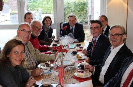 Genossen Kaffee und ein Stück Torte: NRW-Bauminister Michael Groschek (2.v.r.) und Bürgermeister Günter Thönnissen (r.)