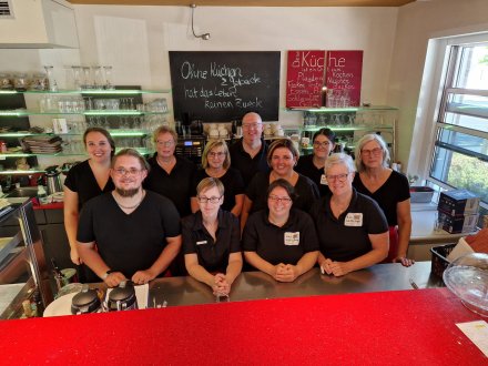 Seit 10 Jahren Inklusion in Viersen: das Team vom „käffchen am steinkreis“ mit Caféleiterin Petra Zachau-Jansen (mittlere Reihe, 2. v.r.)