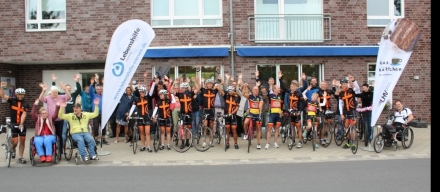 Das Team der Löwenherz-Tour wurde vorm käffchen am steinkreis von 60 Gästen begeistert empfangen.