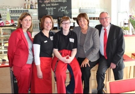 Caféleiterin Heike Rohr (2.v.l.) und Mitarbeiterin Paulina Wisniewska (3.v.l.) zeigten den Gästen „das käffchen“: Vizebürgermeisterin Sabine Anemüller (l.), Ulla Schmidt (2.v.r.) und Udo Schiefner MdB.